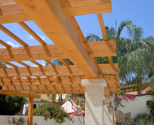 פרגולות עץ על עמודים פרגולות עץ על עמודים