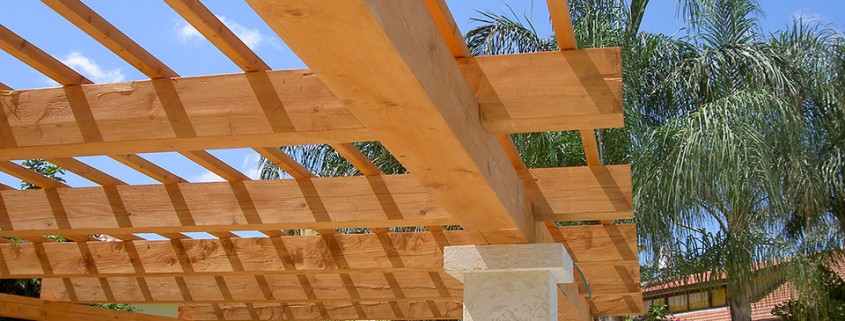 פרגולות עץ על עמודים