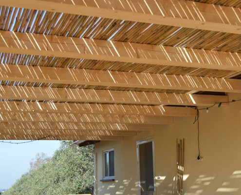 פרגולה עץ מכוסה במבוק פרגולה עץ מכוסה במבוק