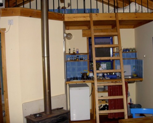 בניית צימר מעץ בגליל עם סולם לקומה השנייה