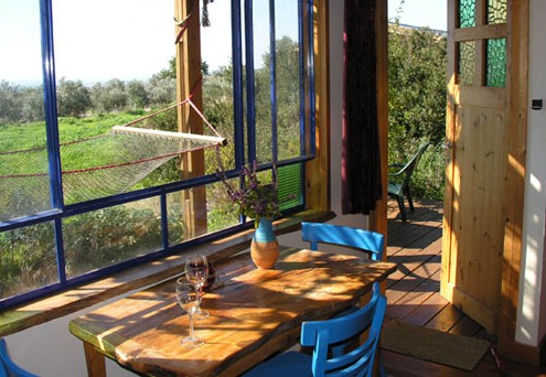 בניית צימרים מעץ עם נוף לשטח פתוח