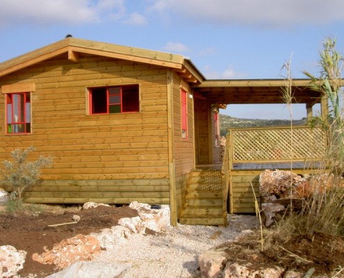 בניית צימרים מעץ עם מרפסת