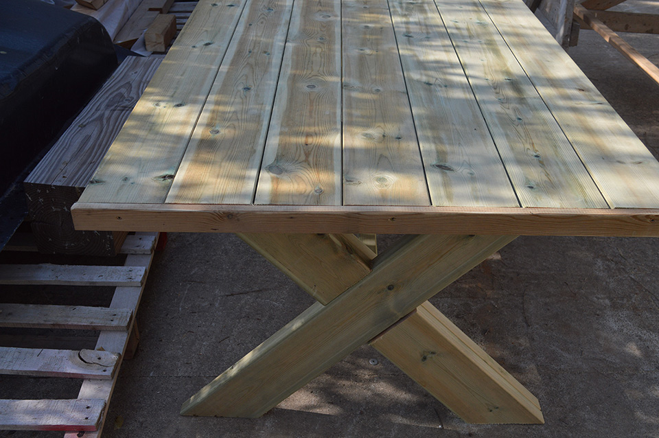 שולחן עץ לגינה