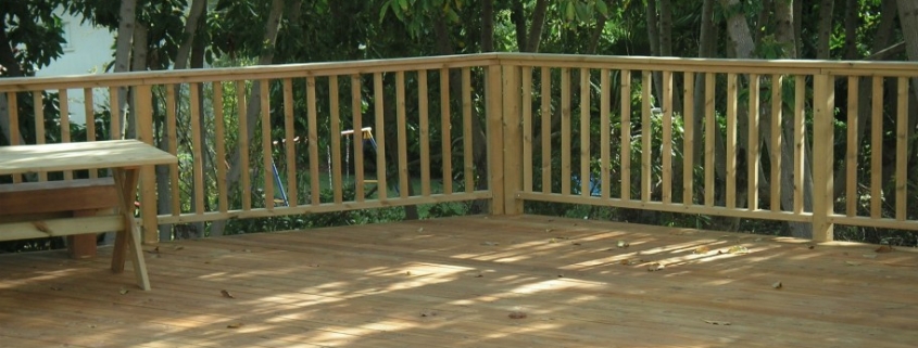 בניית דק וגדר עץ