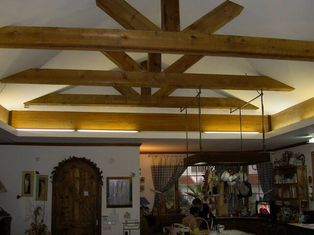 Cedar-beams-inside-a-tree-house בניה קלה בעץ, פלדה ופאנלים מבודדים