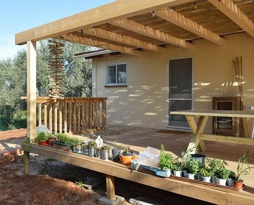 דק ופרגולה על צימר דק ופרגולה על צימר