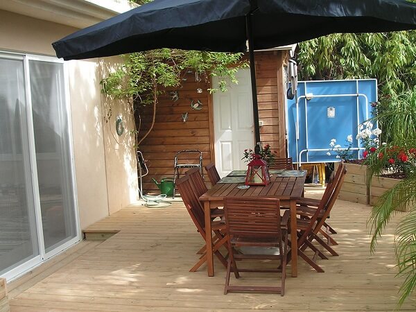 deck-wood-and-chairs דק בחצר הבית