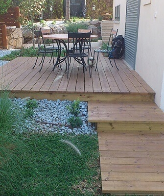 דקים מעץ עם שולחן וכיסאות דקים מעץ עם שולחן וכיסאות